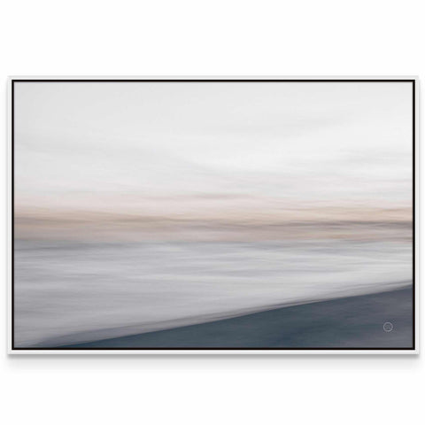 a picture of the ocean with a blurry background